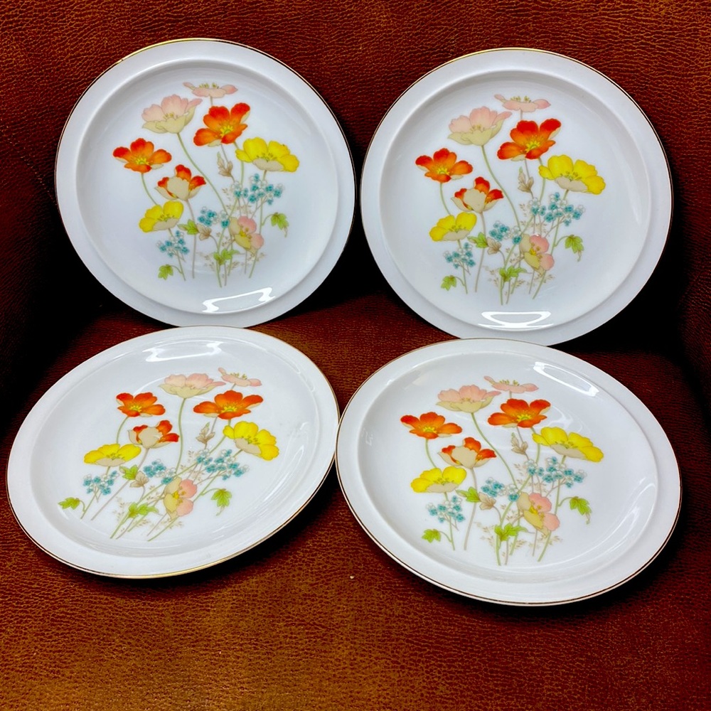 VINTAGE Paired Poppe
Fanci Florals
Collection DESSERT PLATES "